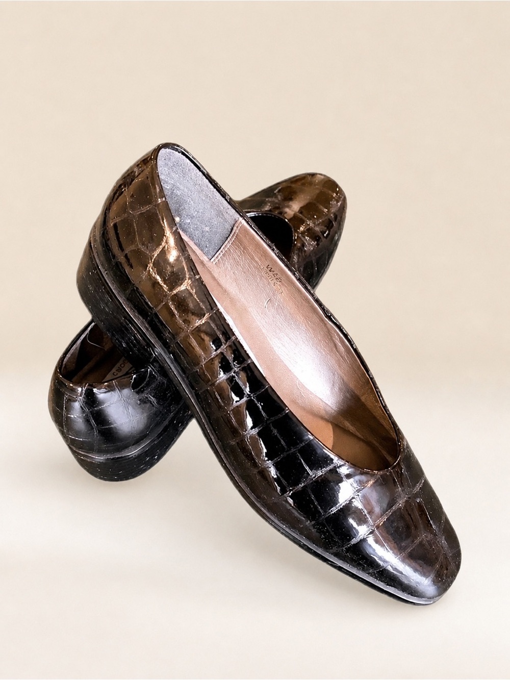 NWOB Caressa Crosstown Collection Crocodile Embossed Black Patent Leather Flats